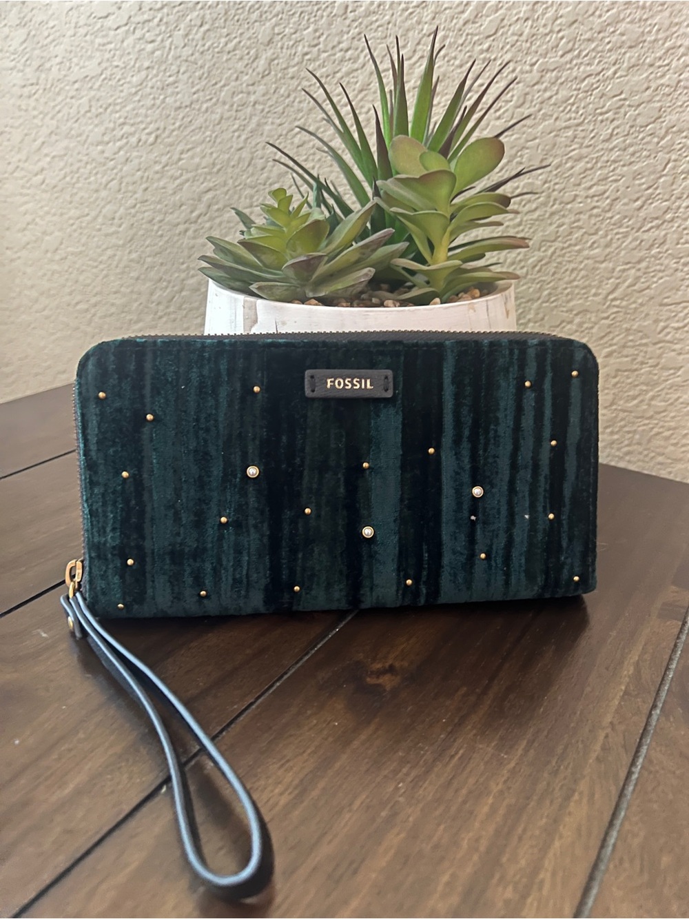 NWT Fossil Jori Deep Emerald Velvet Wristlet with Stud and gold Accents